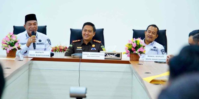Bupati Muba HM Toha dan Wabup Rohman bersilaturrahim dengan Kejari Muba, Roy Riady, SH, Rabu (5/3/2025). Foto: Kominfo Muba.