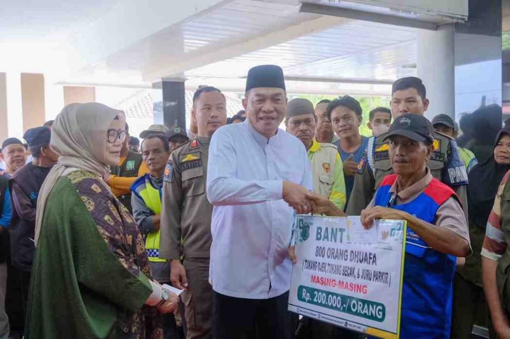 Bupati Muba, HM Toha secara simbolis membagikan THR bagi petugas kebersihan, ojek, becak, dan lainnya di rumah dinas, Sekayu, Rabu (25/3/2025). Foto: Kominfo Muba.