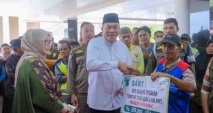 Bupati Muba, HM Toha secara simbolis membagikan THR bagi petugas kebersihan, ojek, becak, dan lainnya di rumah dinas, Sekayu, Rabu (25/3/2025). Foto: Kominfo Muba.