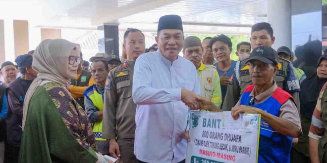 Bupati Muba, HM Toha secara simbolis membagikan THR bagi petugas kebersihan, ojek, becak, dan lainnya di rumah dinas, Sekayu, Rabu (25/3/2025). Foto: Kominfo Muba.