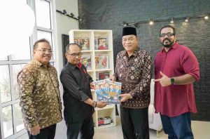 Bupati Muba, HM Tohan saat berkunjung ke kantor Media Info Indonesia di Palembang. Foto: Kominfo Muba.
