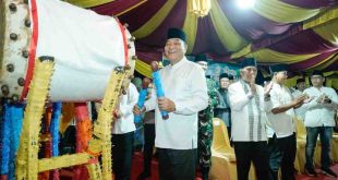 Bupati Mubam HM Toha memukul beduk sebagai tanda dilepasnya pawai takbiran menyambut Idul Fitri 2025, Minggu (30/3/2025) malam. Foto: Kominfo Muba.