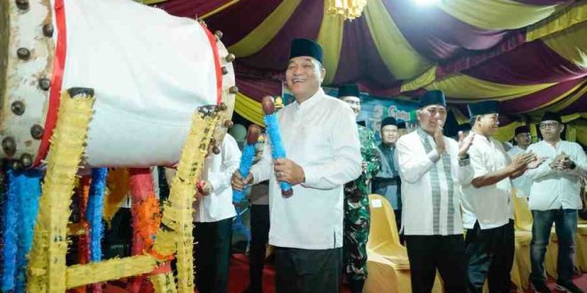 Bupati Mubam HM Toha memukul beduk sebagai tanda dilepasnya pawai takbiran menyambut Idul Fitri 2025, Minggu (30/3/2025) malam. Foto: Kominfo Muba.