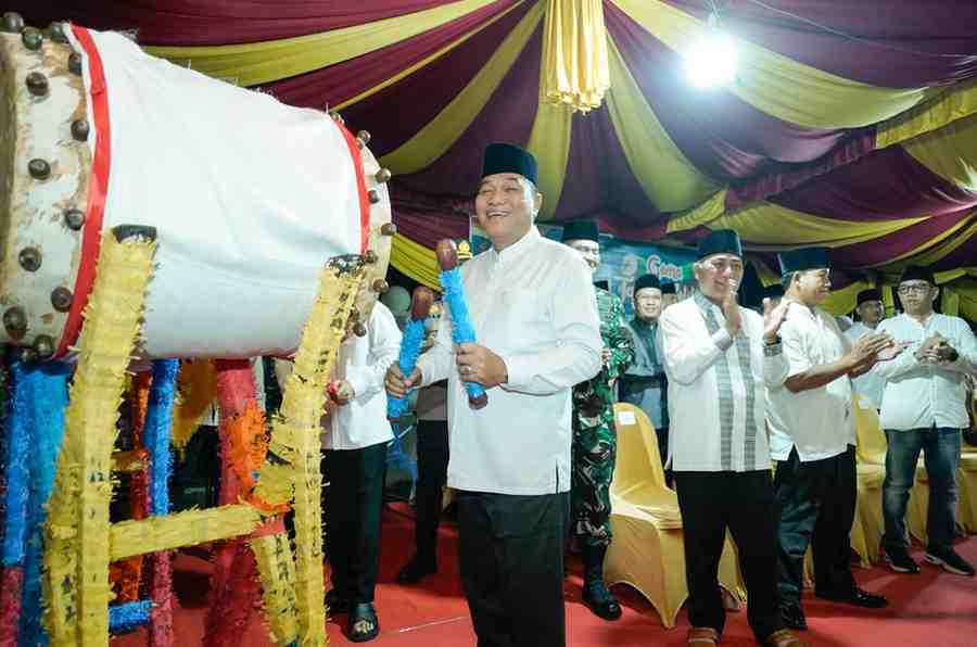 Bupati Mubam HM Toha memukul beduk sebagai tanda dilepasnya pawai takbiran menyambut Idul Fitri 2025, Minggu (30/3/2025) malam. Foto: Kominfo Muba.
