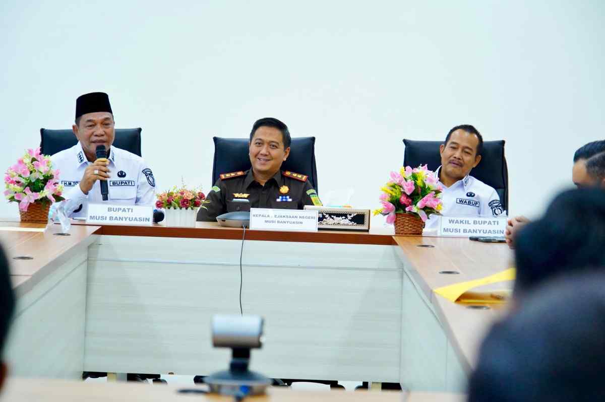 Bupati Muba HM Toha dan Wabup Rohman bersilaturrahim dengan Kejari Muba, Roy Riady, SH, Rabu (5/3/2025). Foto: Kominfo Muba.