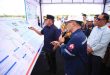 Gubernur Sumsel, Herman Deru saat melihat maket jalur tol Palembang-Betung, yang akan dijadikan jalur alternatif mudik lebaran, Senin (17/5/2025). Foto: Humas Pemprov Sumsel.