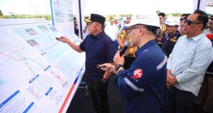 Gubernur Sumsel, Herman Deru saat melihat maket jalur tol Palembang-Betung, yang akan dijadikan jalur alternatif mudik lebaran, Senin (17/5/2025). Foto: Humas Pemprov Sumsel.