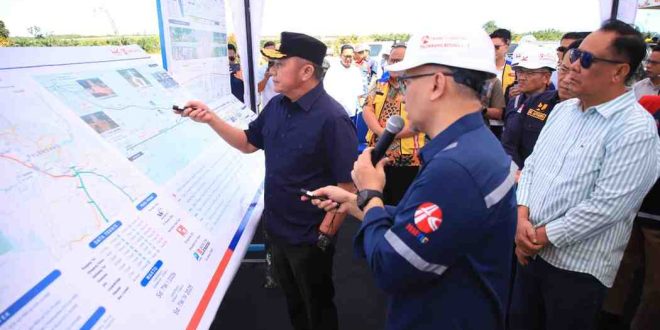 Gubernur Sumsel, Herman Deru saat melihat maket jalur tol Palembang-Betung, yang akan dijadikan jalur alternatif mudik lebaran, Senin (17/5/2025). Foto: Humas Pemprov Sumsel.