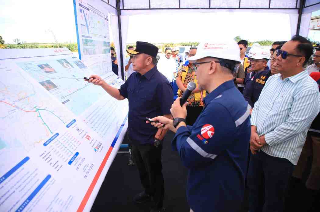 Gubernur Sumsel, Herman Deru saat melihat maket jalur tol Palembang-Betung, yang akan dijadikan jalur alternatif mudik lebaran, Senin (17/5/2025). Foto: Humas Pemprov Sumsel.