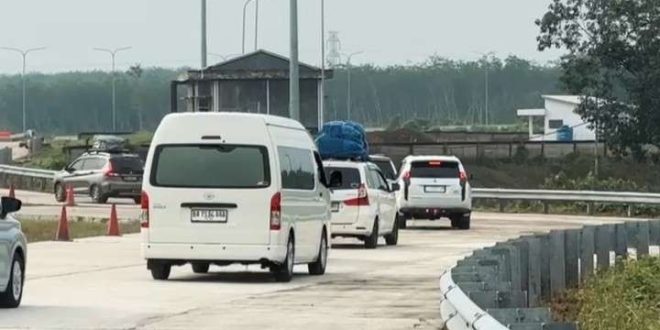 Sejumlah kendaraan yang mulai melintasi tol Musi Landas-Pulau Rimau, Betung,Senin (24/3/2025). Foto: screenshot IG Askolani.