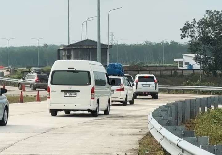Sejumlah kendaraan yang mulai melintasi tol Musi Landas-Pulau Rimau, Betung,Senin (24/3/2025). Foto: screenshot IG Askolani.