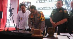 Wagub Sumsel, Cik Ujang mendampingi Kapolda Sumsel, Irjen Pol Andi Rian pada peresmian pembangunan layak huni bagi anggota Polri di Talang Kelapa, Banyuasin, Selasa (4/3/2025). Foto: Humas Pemprov Sumsel.