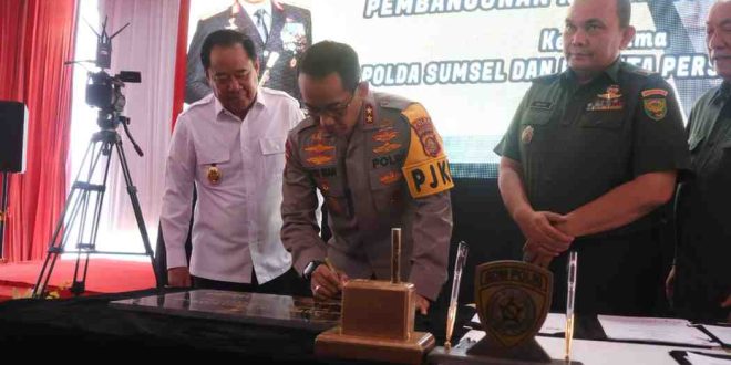 Wagub Sumsel, Cik Ujang mendampingi Kapolda Sumsel, Irjen Pol Andi Rian pada peresmian pembangunan layak huni bagi anggota Polri di Talang Kelapa, Banyuasin, Selasa (4/3/2025). Foto: Humas Pemprov Sumsel.