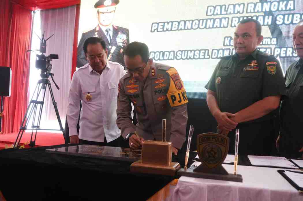 Wagub Sumsel, Cik Ujang mendampingi Kapolda Sumsel, Irjen Pol Andi Rian pada peresmian pembangunan layak huni bagi anggota Polri di Talang Kelapa, Banyuasin, Selasa (4/3/2025). Foto: Humas Pemprov Sumsel.