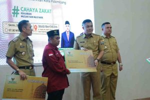 Ketua BAznas Palembang, Kgs Muhammad Ridwan Nawawi secara simbol,is menerima zakat Ramadan dari Walikota Palembang Ratu Dewa dan Sekda Palembang, Senin (24/3/2025). Foto: Sumselheadline/Pitria.