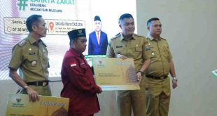 Ketua BAznas Palembang, Kgs Muhammad Ridwan Nawawi secara simbol,is menerima zakat Ramadan dari Walikota Palembang Ratu Dewa dan Sekda Palembang, Senin (24/3/2025). Foto: Sumselheadline/Pitria.