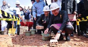 Gubernur Sumsel, Herman Deru meletakan batu pertama pembangunan jembatan crossing Pipa Pertamina, di KM 51 Jalan Hauling PT. Abani Andalus Energy, Desa Benuang Kecamatan Talang Uli Kabupaten Pali, Selasa (22/4/2025) siang. Foto: Humas Pemprov Sumsel.