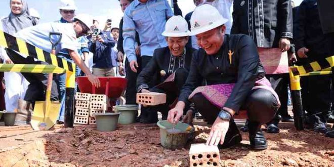 Gubernur Sumsel, Herman Deru meletakan batu pertama pembangunan jembatan crossing Pipa Pertamina, di KM 51 Jalan Hauling PT. Abani Andalus Energy, Desa Benuang Kecamatan Talang Uli Kabupaten Pali, Selasa (22/4/2025) siang. Foto: Humas Pemprov Sumsel.