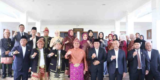 Gubernur Sumsel Herman Deru dan Bupati Banyuasin, Askolani menghadir parpurna DPRD setempat dalam rangka HUT ke-23 Kabupaten Banyuasin, Kamis (10/4/2025). Foto: Humas Pemprov Sumsel.