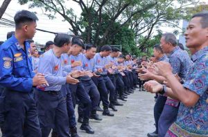Para petugas Damkar pada kegiatan halal bilhalal di lingkungan Dinas Pemadam Kebakaran dan Penyelamatan Kota Palembang, Kamis (10/4/2025). Foto: Kominfo Palembang.
