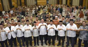 Gubernur Sumsel, Herman Deru bersama para pengurus PKS Sumsel dan para kader pada acara halal bihalal di Hotel Santika Primier Palembang, Sabtu (12/4/2025). Foto: Dok PKS Sumsel.