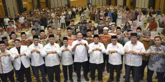 Gubernur Sumsel, Herman Deru bersama para pengurus PKS Sumsel dan para kader pada acara halal bihalal di Hotel Santika Primier Palembang, Sabtu (12/4/2025). Foto: Dok PKS Sumsel.