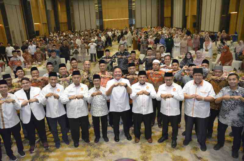 Gubernur Sumsel, Herman Deru bersama para pengurus PKS Sumsel dan para kader pada acara halal bihalal di Hotel Santika Primier Palembang, Sabtu (12/4/2025). Foto: Dok PKS Sumsel.