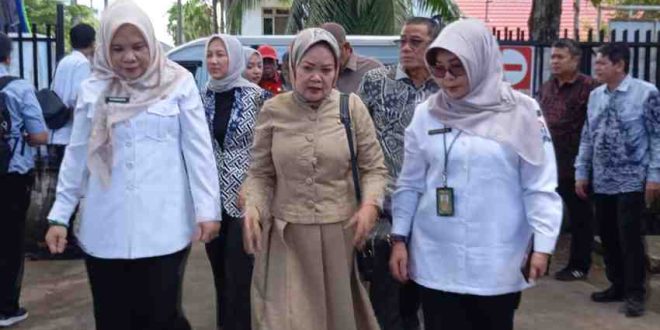 Anggota Komisi IX DPR RI Sri Meliana saat menijau Puskesma Kampus Palembang, Rabu (16/4/2025). Foto: Sumselheadline/Pitria.