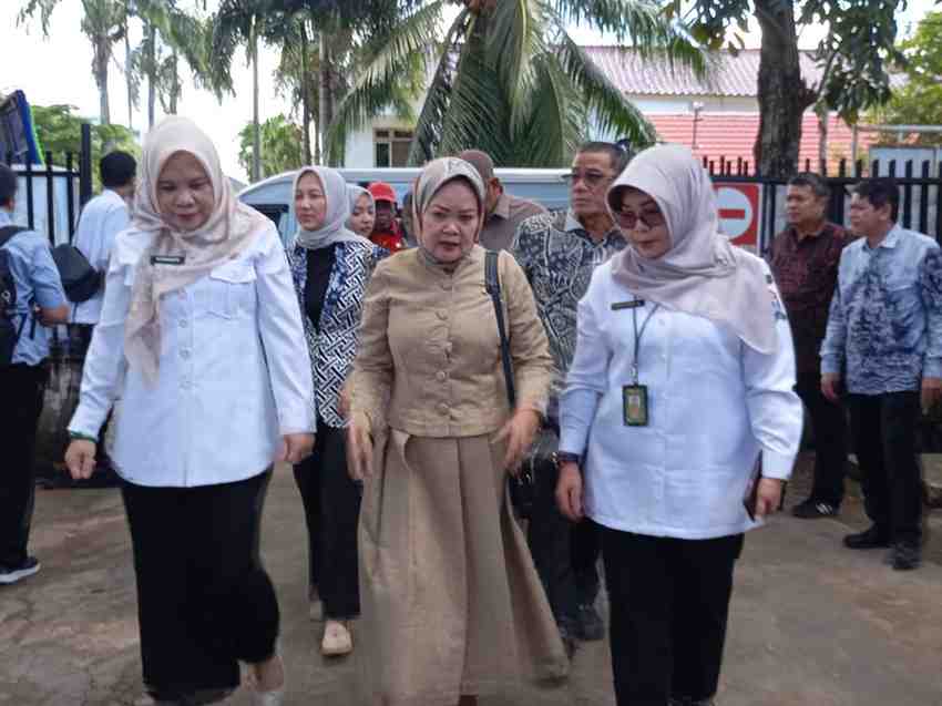 Anggota Komisi IX DPR RI Sri Meliana saat menijau Puskesma Kampus Palembang, Rabu (16/4/2025). Foto: Sumselheadline/Pitria.