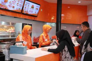 Almaz Fried Chicken, outlet ayam goreng asal Arab Saudi buka gerai di Palembang, Sebtu (10/4/2025). Foto: Kominfo Palembang.