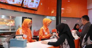 Almaz Fried Chicken, outlet ayam goreng asal Arab Saudi buka gerai di Palembang, Sebtu (10/4/2025). Foto: Kominfo Palembang.