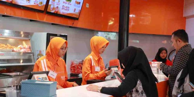 Almaz Fried Chicken, outlet ayam goreng asal Arab Saudi buka gerai di Palembang, Sebtu (10/4/2025). Foto: Kominfo Palembang.