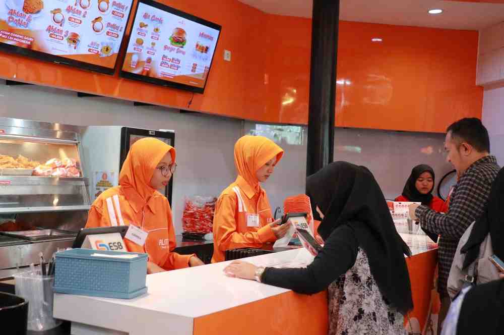 Almaz Fried Chicken, outlet ayam goreng asal Arab Saudi buka gerai di Palembang, Sebtu (10/4/2025). Foto: Kominfo Palembang.