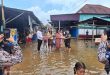 Tim Kesehatan Dinkes Muba terus memberikan pelayanan kesehatan bagi warga terdampak banjir di Tungkal Jaya dan Bayung Lencir. Foto: Kominfo Muba.