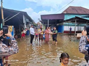 Tim Kesehatan Dinkes Muba terus memberikan pelayanan kesehatan bagi warga terdampak banjir di Tungkal Jaya dan Bayung Lencir. Foto: Kominfo Muba.