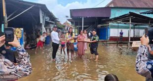 Tim Kesehatan Dinkes Muba terus memberikan pelayanan kesehatan bagi warga terdampak banjir di Tungkal Jaya dan Bayung Lencir. Foto: Kominfo Muba.