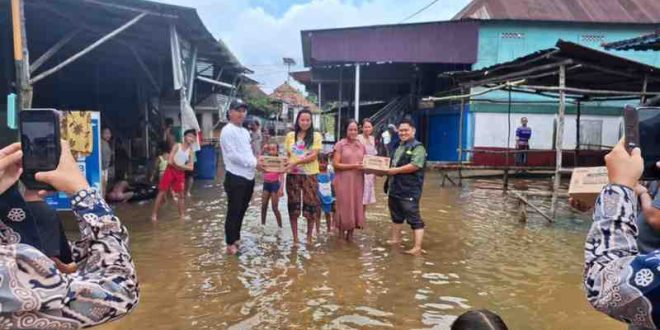 Tim Kesehatan Dinkes Muba terus memberikan pelayanan kesehatan bagi warga terdampak banjir di Tungkal Jaya dan Bayung Lencir. Foto: Kominfo Muba.