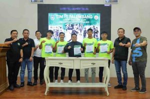 Wakil Presiden PS Palembang Adrianus Amri bersama para pemian dan official saat melepas keberangkatan tim ke Solo untuk mengikuti kompetisi tersebut, Jumat (18/4/2025) Foto: Kominfo Palembang.