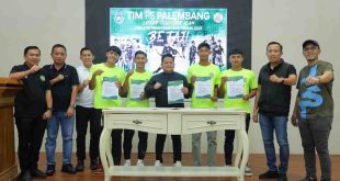 Wakil Presiden PS Palembang Adrianus Amri bersama para pemian dan official saat melepas keberangkatan tim ke Solo untuk mengikuti kompetisi tersebut, Jumat (18/4/2025) Foto: Kominfo Palembang.