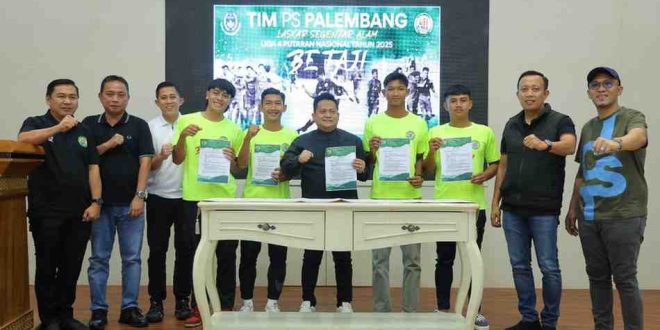 Wakil Presiden PS Palembang Adrianus Amri bersama para pemian dan official saat melepas keberangkatan tim ke Solo untuk mengikuti kompetisi tersebut, Jumat (18/4/2025) Foto: Kominfo Palembang.