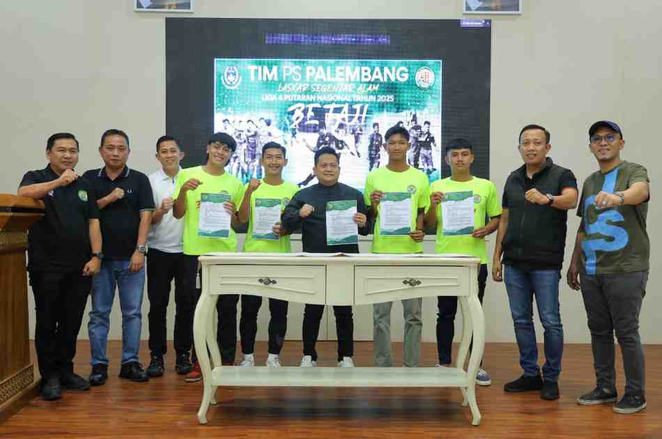 Wakil Presiden PS Palembang Adrianus Amri bersama para pemian dan official saat melepas keberangkatan tim ke Solo untuk mengikuti kompetisi tersebut, Jumat (18/4/2025) Foto: Kominfo Palembang.