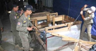 Petugas gabungan membongkar lapak-lapak pedagang yang berada di saluran air dan trotoar di kawasan Pasar 16 Ilir Palembang, Selasa (29/4/2025) malam. Foto: Kominfo Palembang.