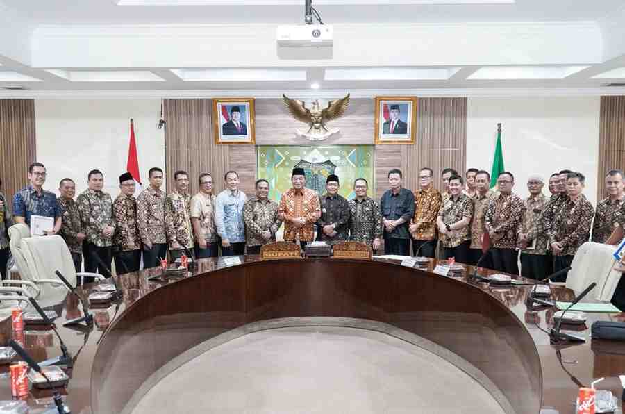 Para Camat se-Kabupaten Muba rapat koordinasi dengan Bupati Muba, HM Toha, Jumat (11/4/2025). Foto: Kominfo Muba.