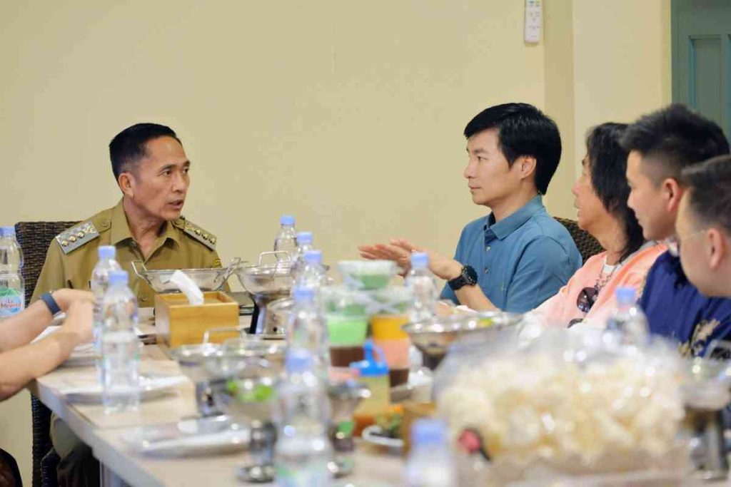 Walikota Palembang, Ratu Dewa berdiskusi dengan para investor asal China yang tertarik di bidang penanganan banjir dan pariwisata, Selasa (22/4/2025). Foto: Kominfo Palembang.