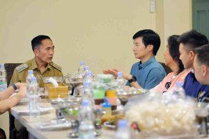 Walikota Palembang, Ratu Dewa berdiskusi dengan para investor asal China yang tertarik di bidang penanganan banjir dan pariwisata, Selasa (22/4/2025). Foto: Kominfo Palembang.