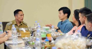 Walikota Palembang, Ratu Dewa berdiskusi dengan para investor asal China yang tertarik di bidang penanganan banjir dan pariwisata, Selasa (22/4/2025). Foto: Kominfo Palembang.