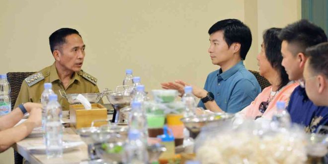 Walikota Palembang, Ratu Dewa berdiskusi dengan para investor asal China yang tertarik di bidang penanganan banjir dan pariwisata, Selasa (22/4/2025). Foto: Kominfo Palembang.