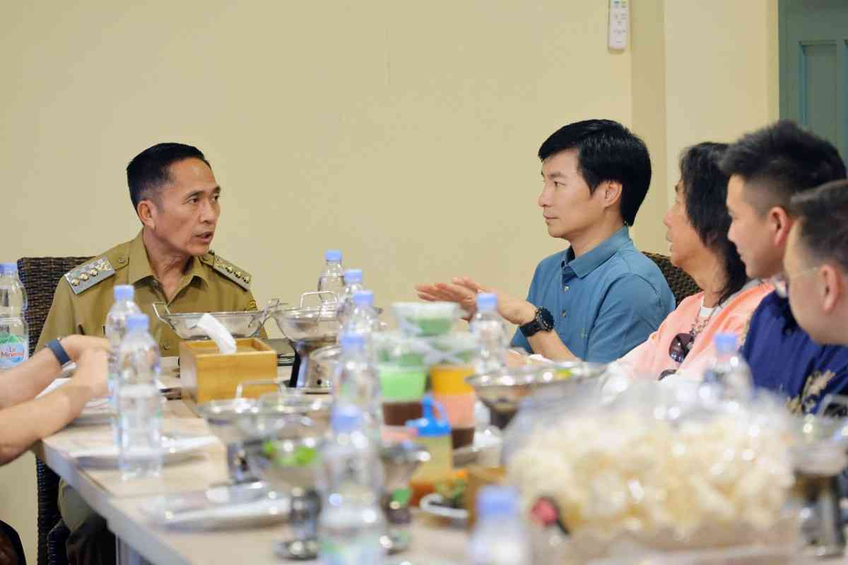 Walikota Palembang, Ratu Dewa berdiskusi dengan para investor asal China yang tertarik di bidang penanganan banjir dan pariwisata, Selasa (22/4/2025). Foto: Kominfo Palembang.