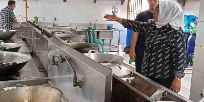 Mitra MBG di Ilir Timur III Palembang, saat menunjukkan kondisi dapur, Minggu (20/4/2025). Foto: Sumselheadline/Pitria.