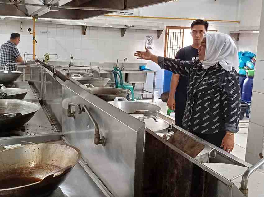 Mitra MBG di Ilir Timur III Palembang, saat menunjukkan kondisi dapur, Minggu (20/4/2025). Foto: Sumselheadline/Pitria.